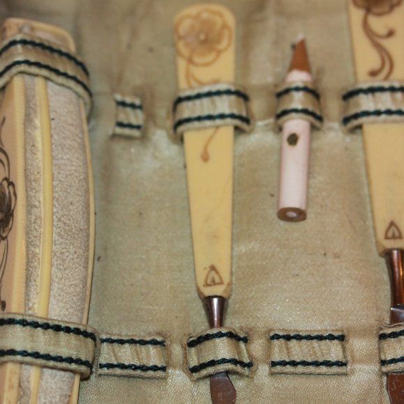 ANTIQUE ART DECO FLOWER BAKELITE VAINTY MANICURE SET in CASE  7 pieces - Picture 2 of 6